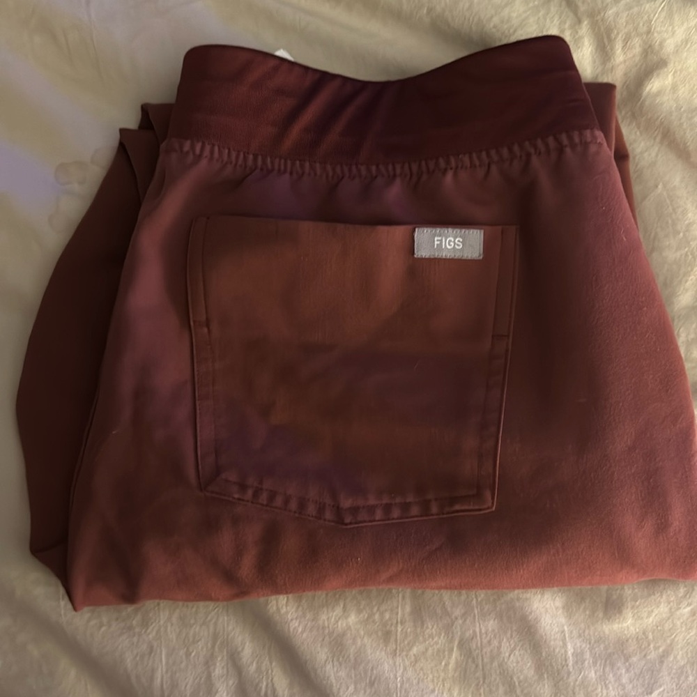 Figs. Size M. Joggers. Reg. Length.